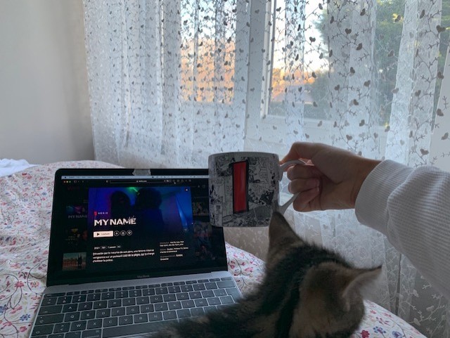 Foto van Netflix, koffie en kitten.