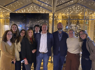 Foto: Thomas Dupont en Johnny Machiels samen met het team dat één van de awards gewonnen heeft.