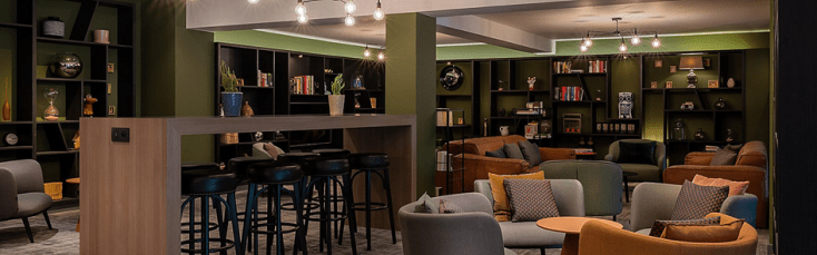 Foto: Een gezellige zithoek met tafels, stoelen en zetels