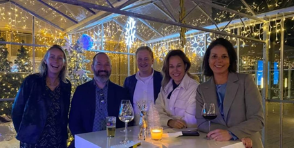 Foto: 5 mensen op een rij, zij vormden samen de jury