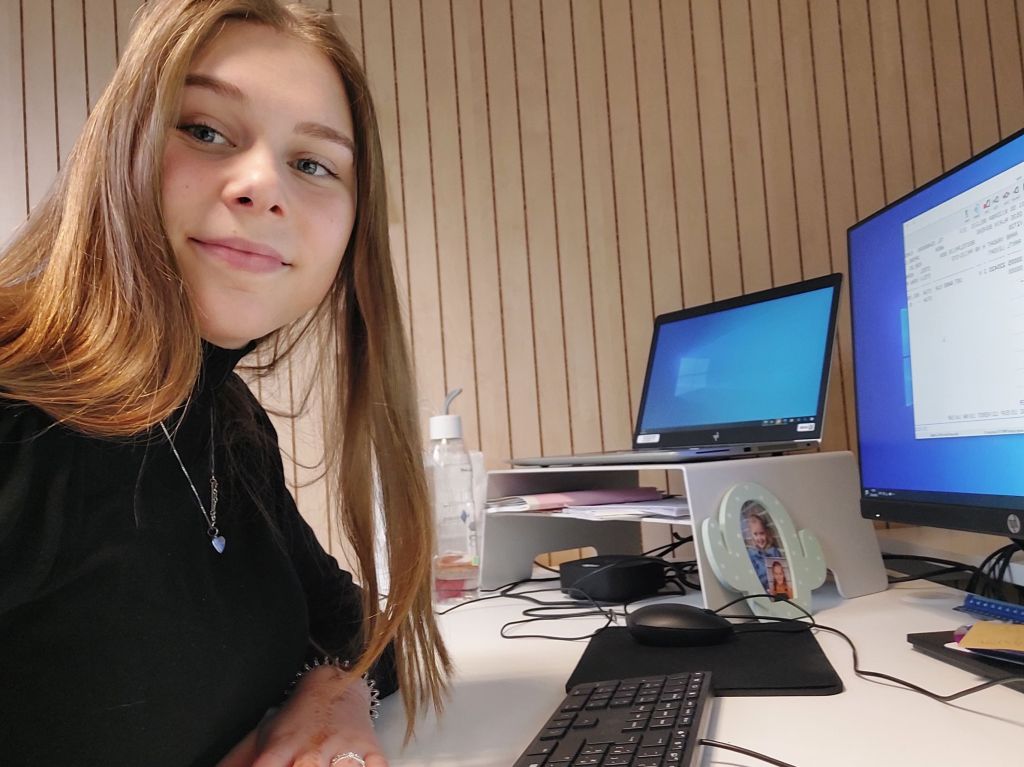 Foto van Kiana aan een bureau.