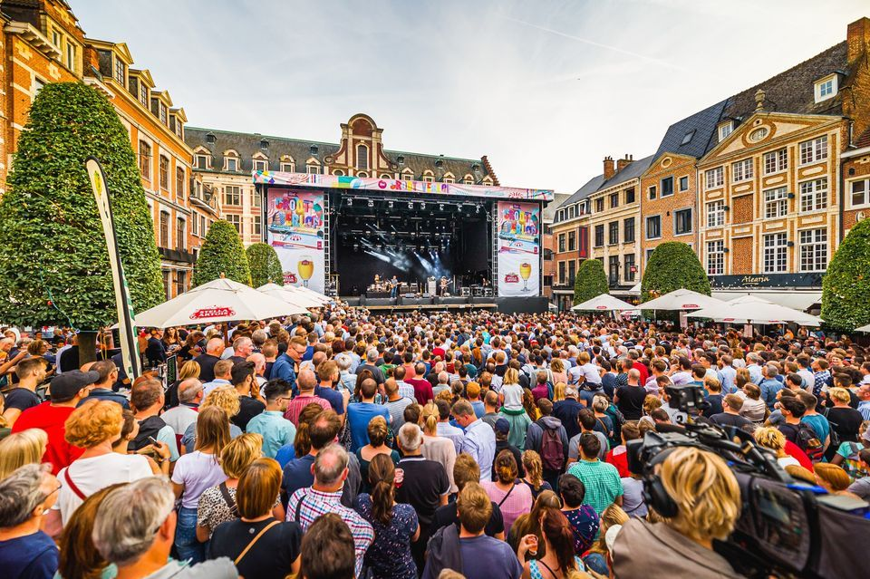 Een volle oude markt in Leuven